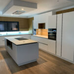 cuisine blanche et bois Antibes BC Constructions Villas