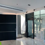 porte d'entre moderne à pivot Mougins BC Constructions Villas