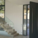 porte d'entrée design à pivot Mougins BC Constructions Villas