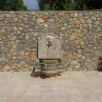 mur en pierre avec fontaine
