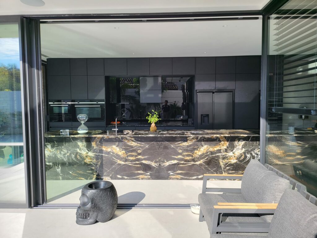 Rénovation de cuisine à Mougins réalisée par Bousiges Créations