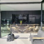 cuisine contemporaine avec plan de travail en pierre de marbre BC Constructions Villas