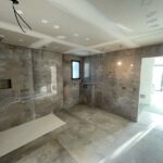 salle de bain décoration grand carreaux