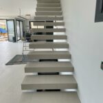 escalier suspendue en carrelage sur mesure design à mougins cannes