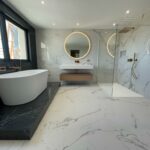 salle de bain contemporaine et design avec des grands carreaux à mougins