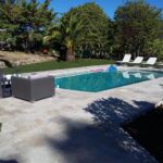 piscine en béton avec pierre naturelle en travertin